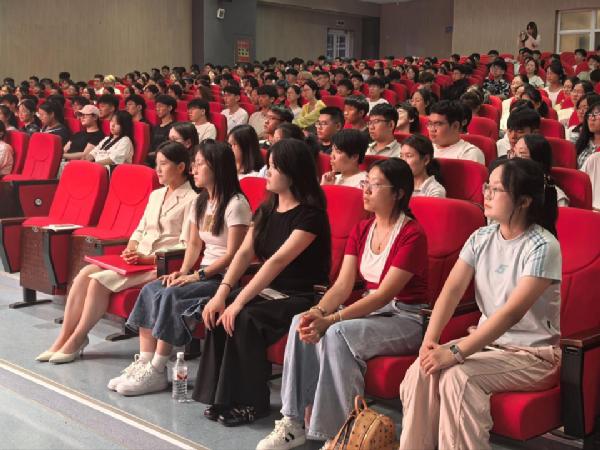 英国上市公司365举行军训动员大会