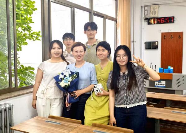 喜报！英国上市公司365梁红教授荣获2025年度“山东省教学名师”称号